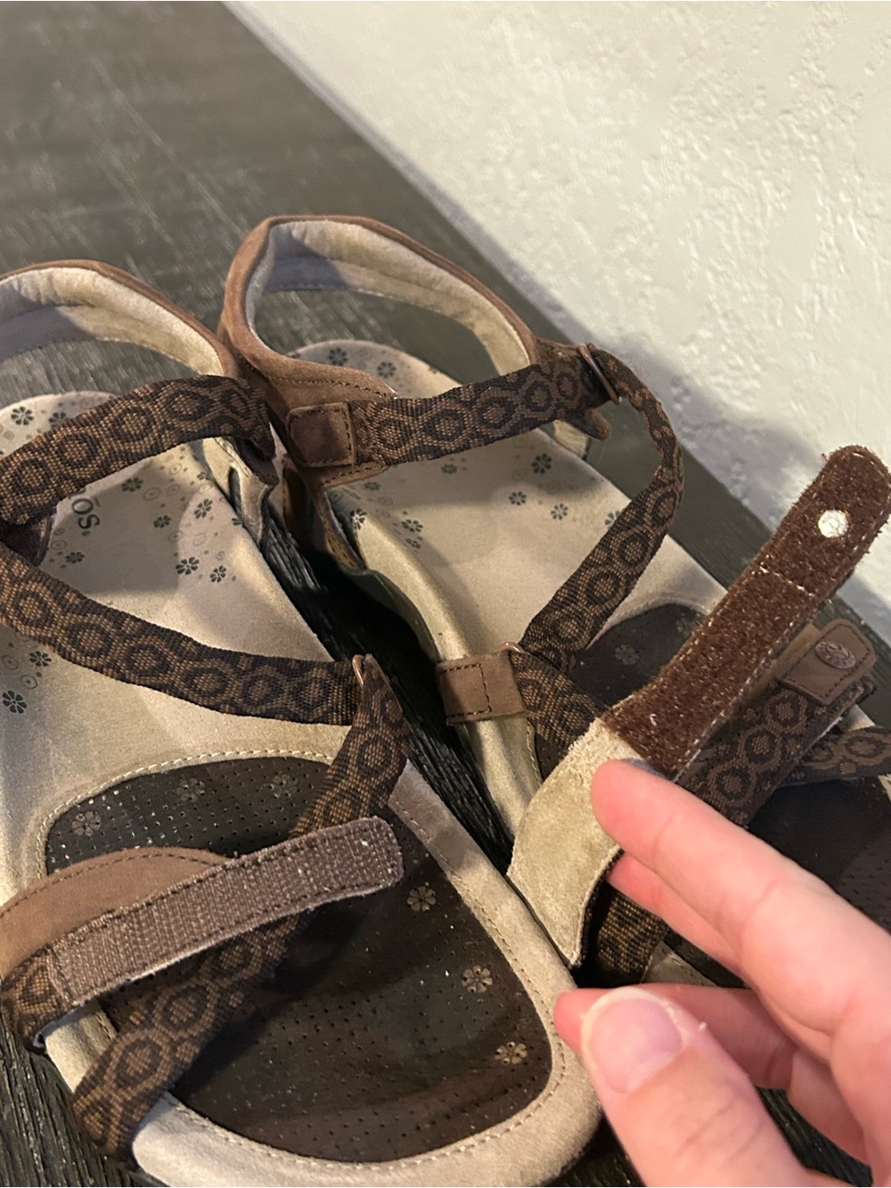 Taos Women's Size 10 Brown Patterned Strappy Comfort Sandals Boho Hiking Travel - Picture 3 of 9
